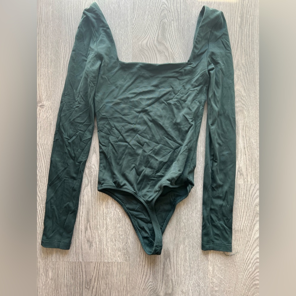 Aritzia Emerald green square neck body suit 2XS -babaton